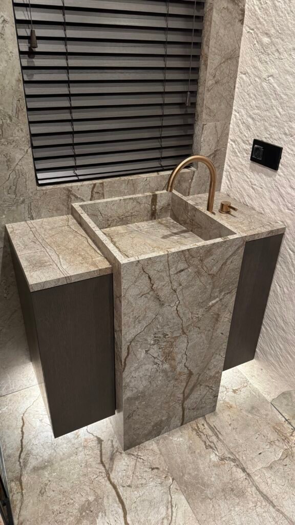 Vonios kriauklė su šoninėmis spintelėmis